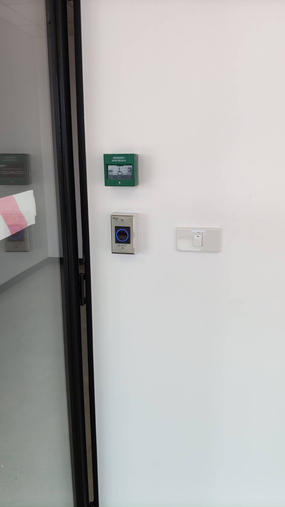 ภาพตำแหน่งติดตั้ง Exit Switch No Touch K1 ข้างประตู