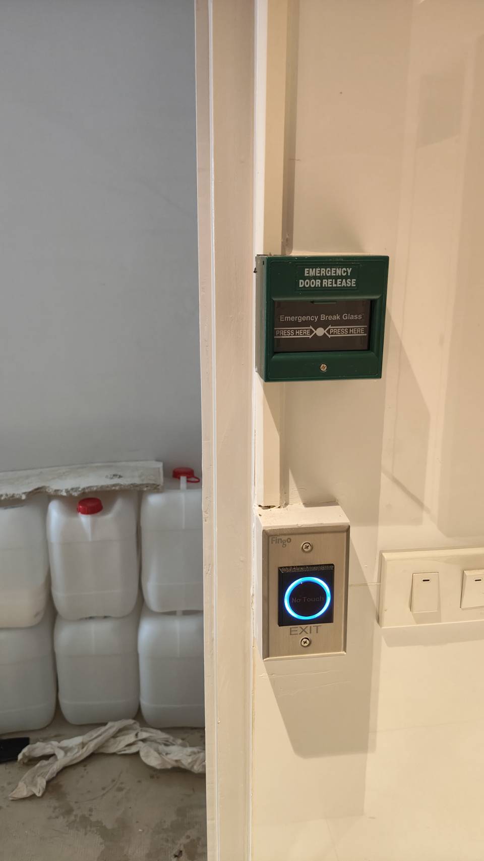 โคลสอัพ Emergency Break Glass และ Exit Switch No Touch K1