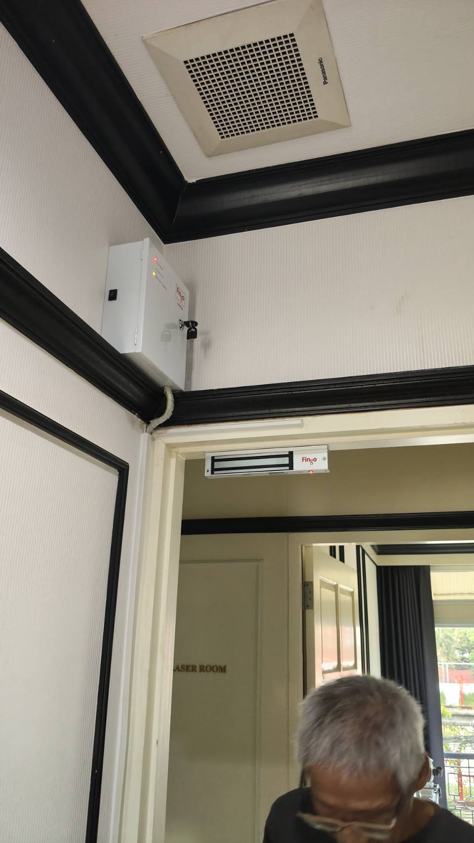 Close up กลอนแม่เหล็กและกล่องไฟ