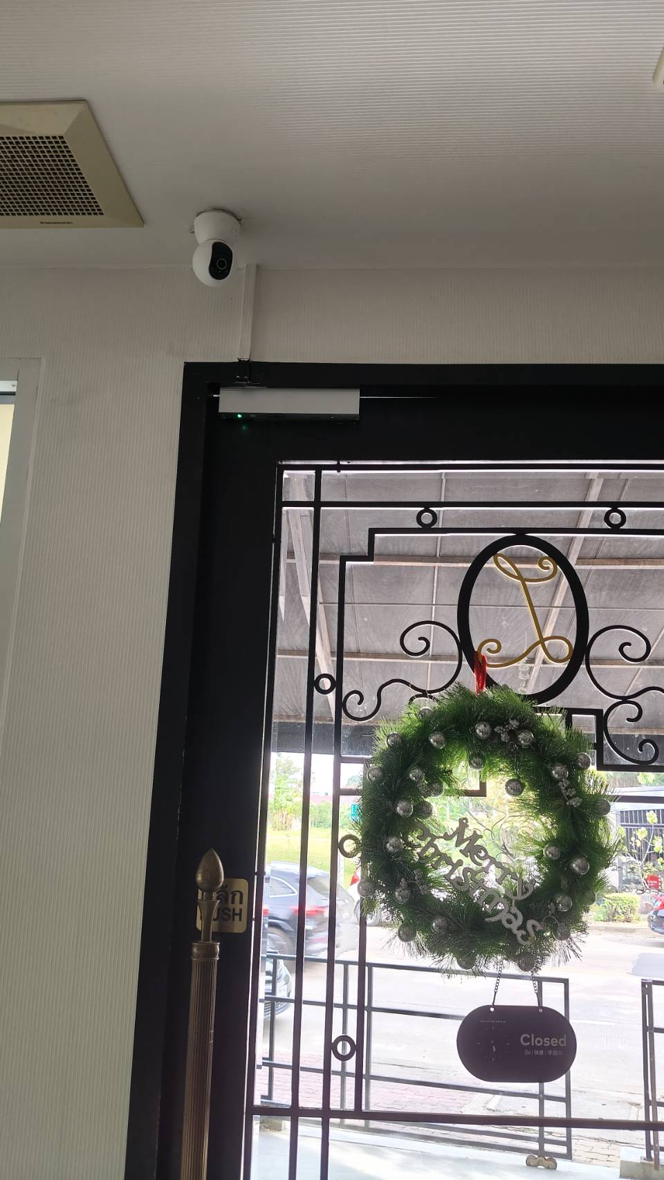 ติดตั้งกับประตูกรอบดำและกล้อง