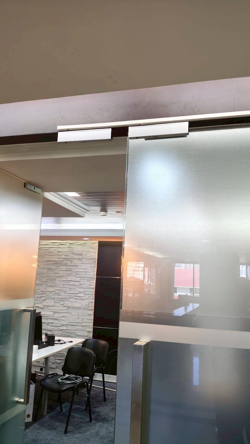 กลอนแม่เหล็กไฟฟ้า Magnetic Lock ติดตั้งบนวงกบประตู