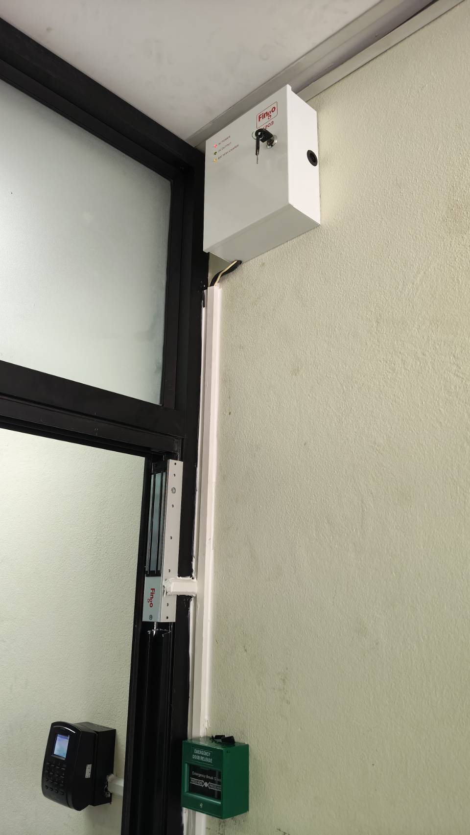 ตู้ Power Supply Fingo ติดตั้งมุมสูงเดินท่อรางเก็บสายเรียบร้อย