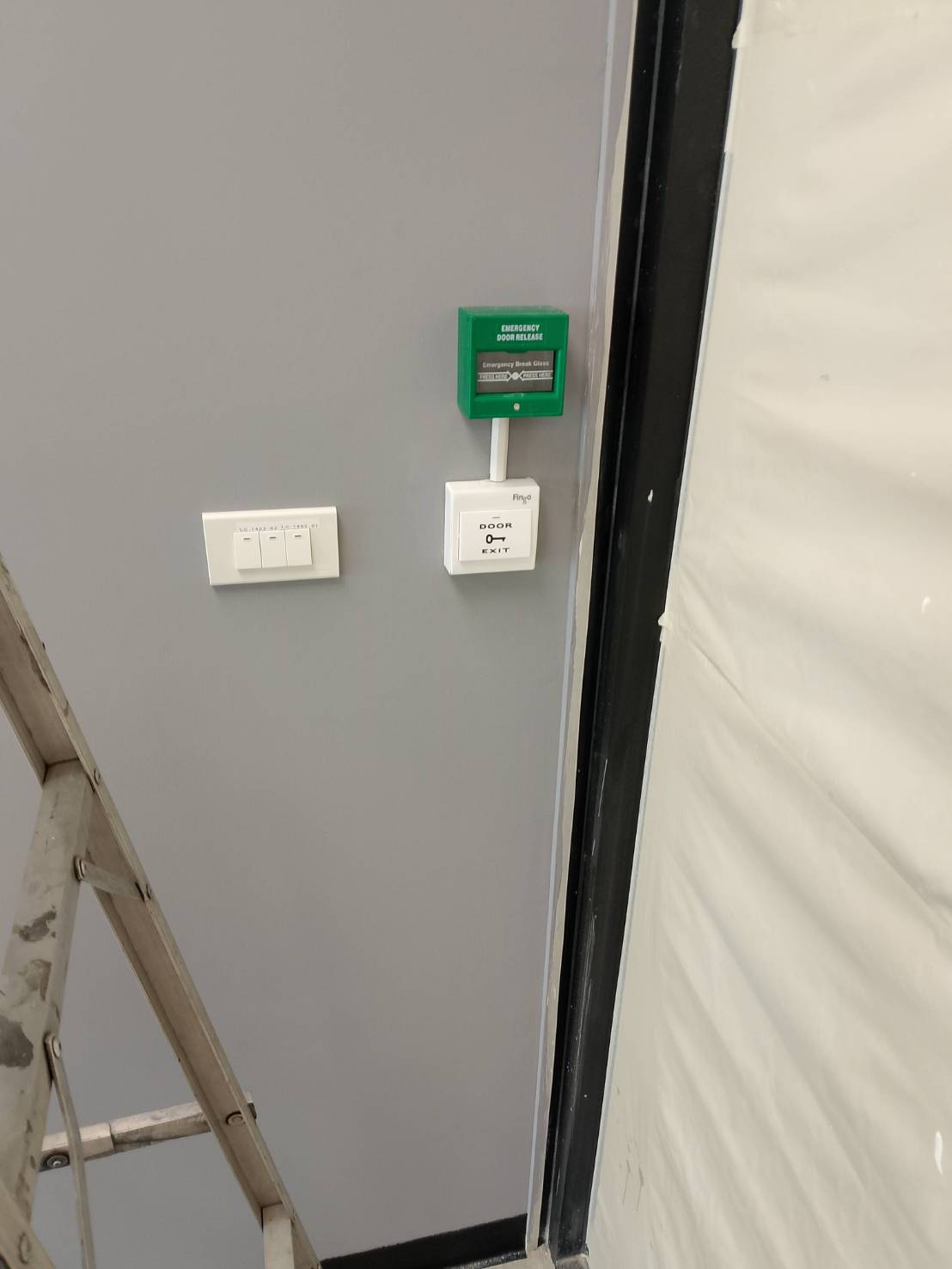Emergency Break Glass และ Exit Switch ภายในอาคาร