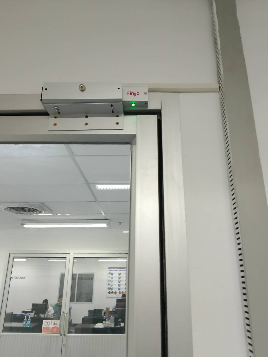 กลอนแม่เหล็กไฟฟ้าและเซนเซอร์ประตู