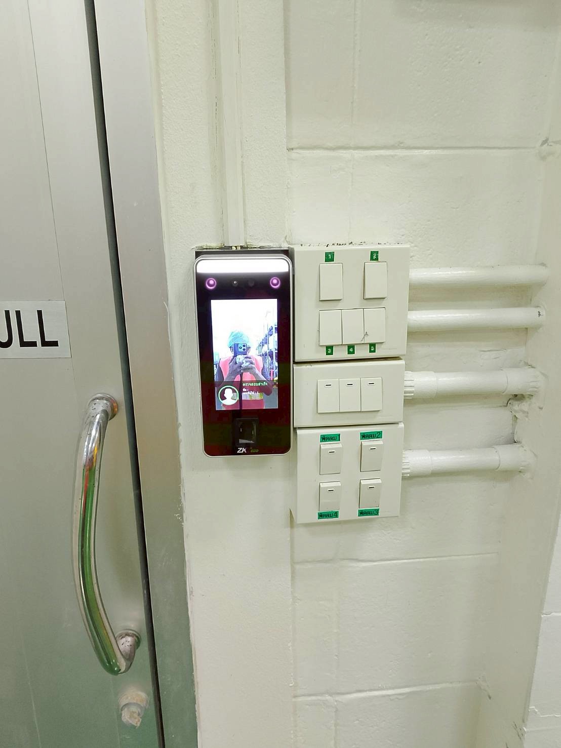 ตู้จ่ายไฟฟ้าพร้อมแบตเตอรี่สำรองของระบบ