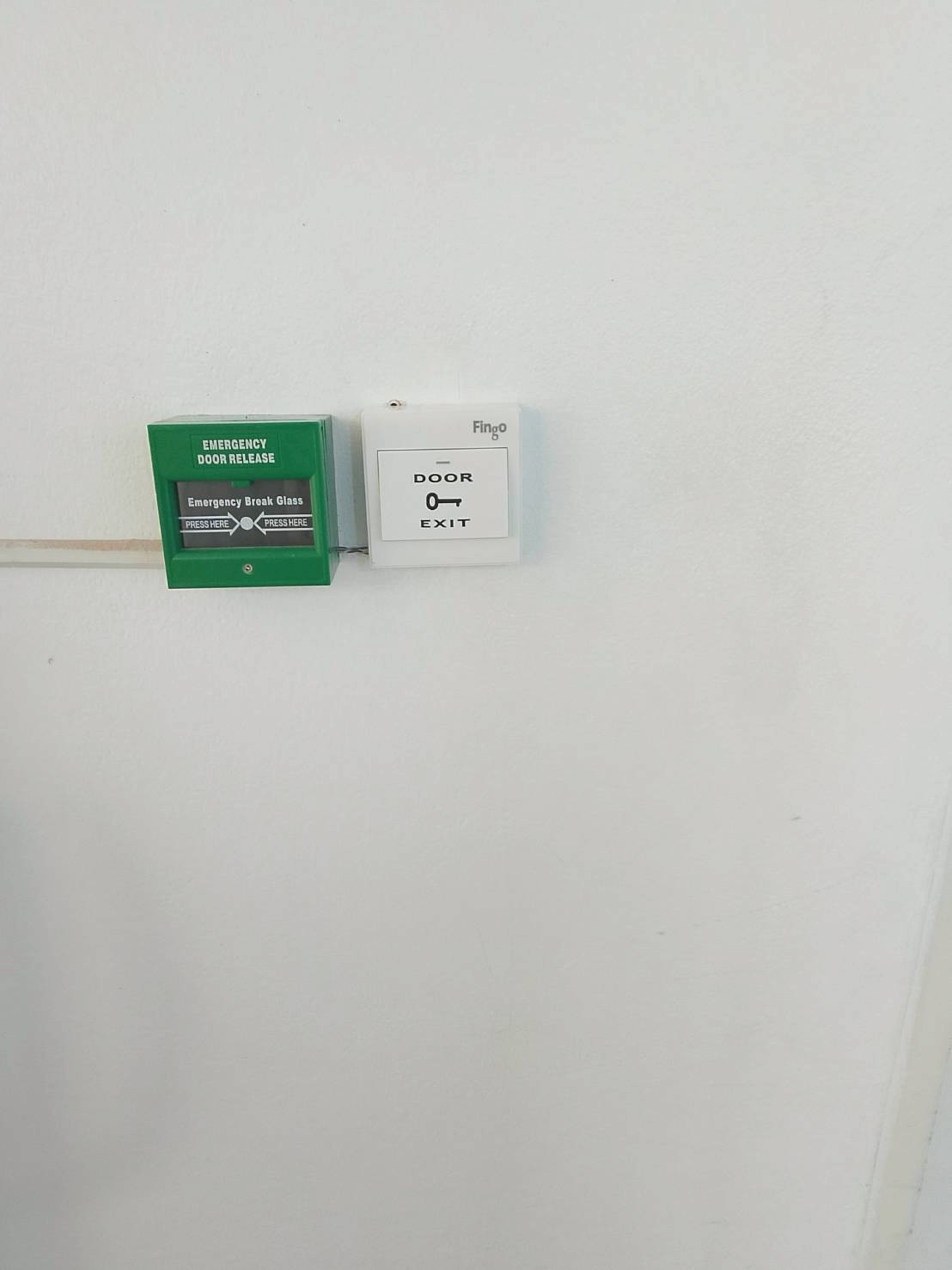 ปุ่มกดออก Exit Switch และ Emergency Break Glass