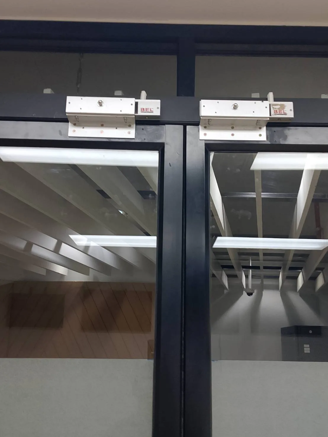 กลอนไฟฟ้า Magnetic Lock  2 ตัว ติดวงกบด้านบนประตูกระจกบานคู่