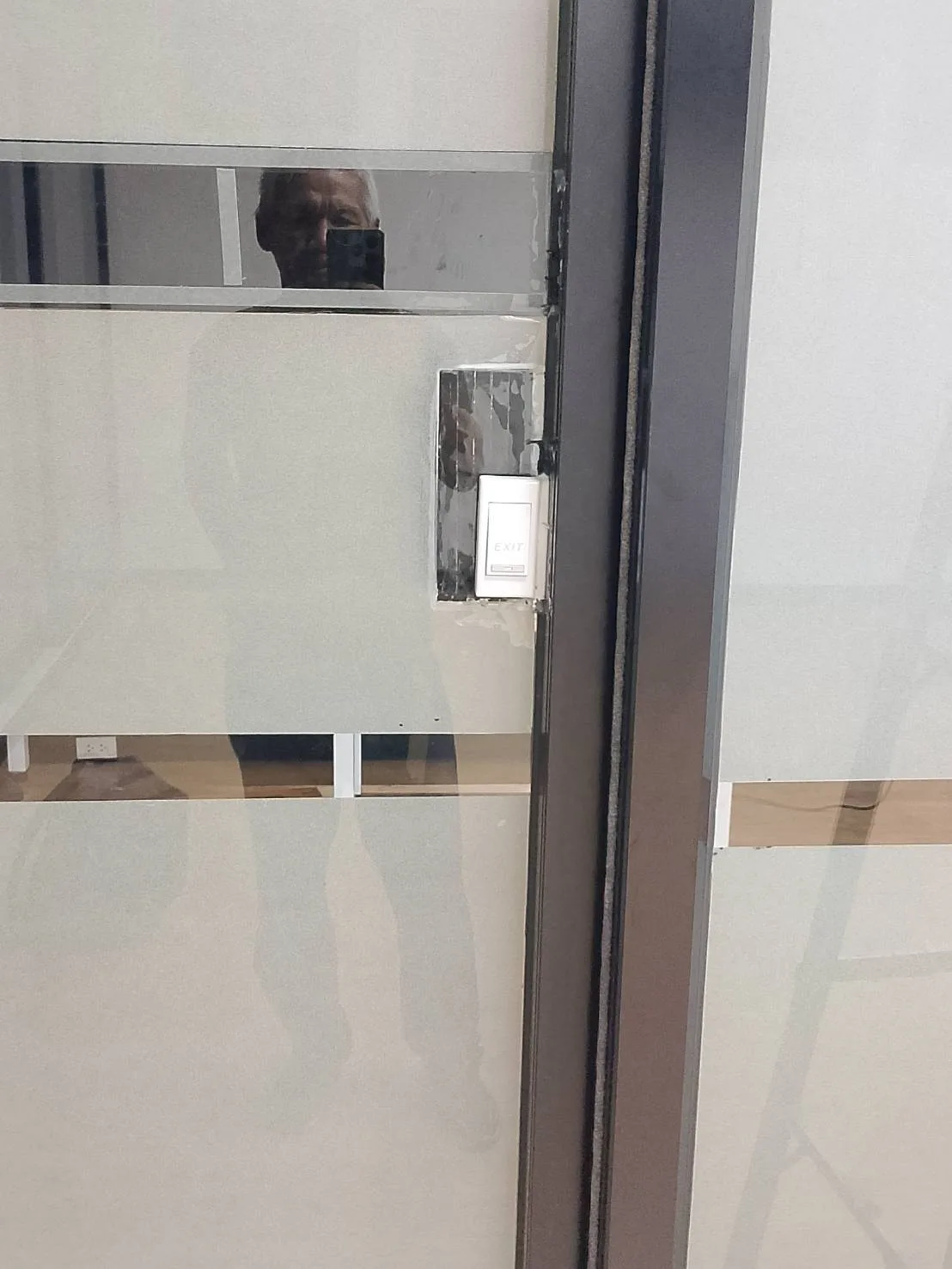 ปุ่ม No-Touch Exit ติดบนกรอบประตูกระจกด้านใน
