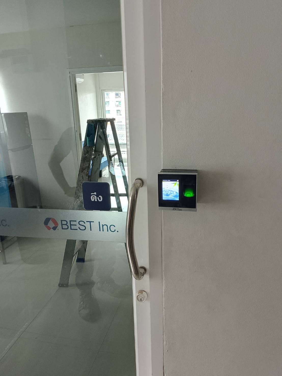 เครื่องสแกนลายนิ้วมือรุ่น SF400 ที่ติดตั้งภายในอาคารสำนักงานของบริษัท เบส โลจิสติ้ก
