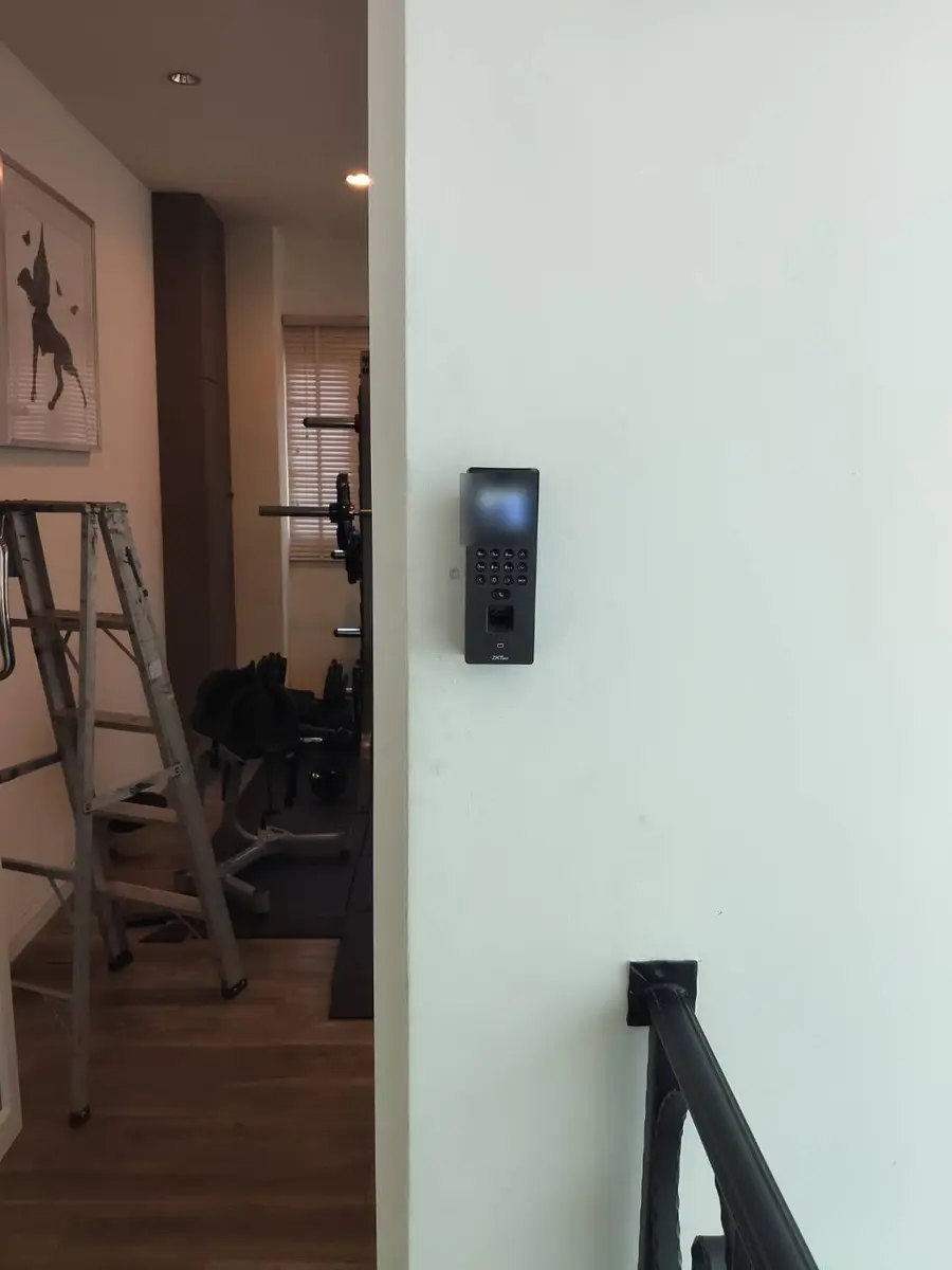 เครื่องสแกนใบหน้า/ลายนิ้วมือ ZKTeco ProFace A ติดตั้งบนผนัง