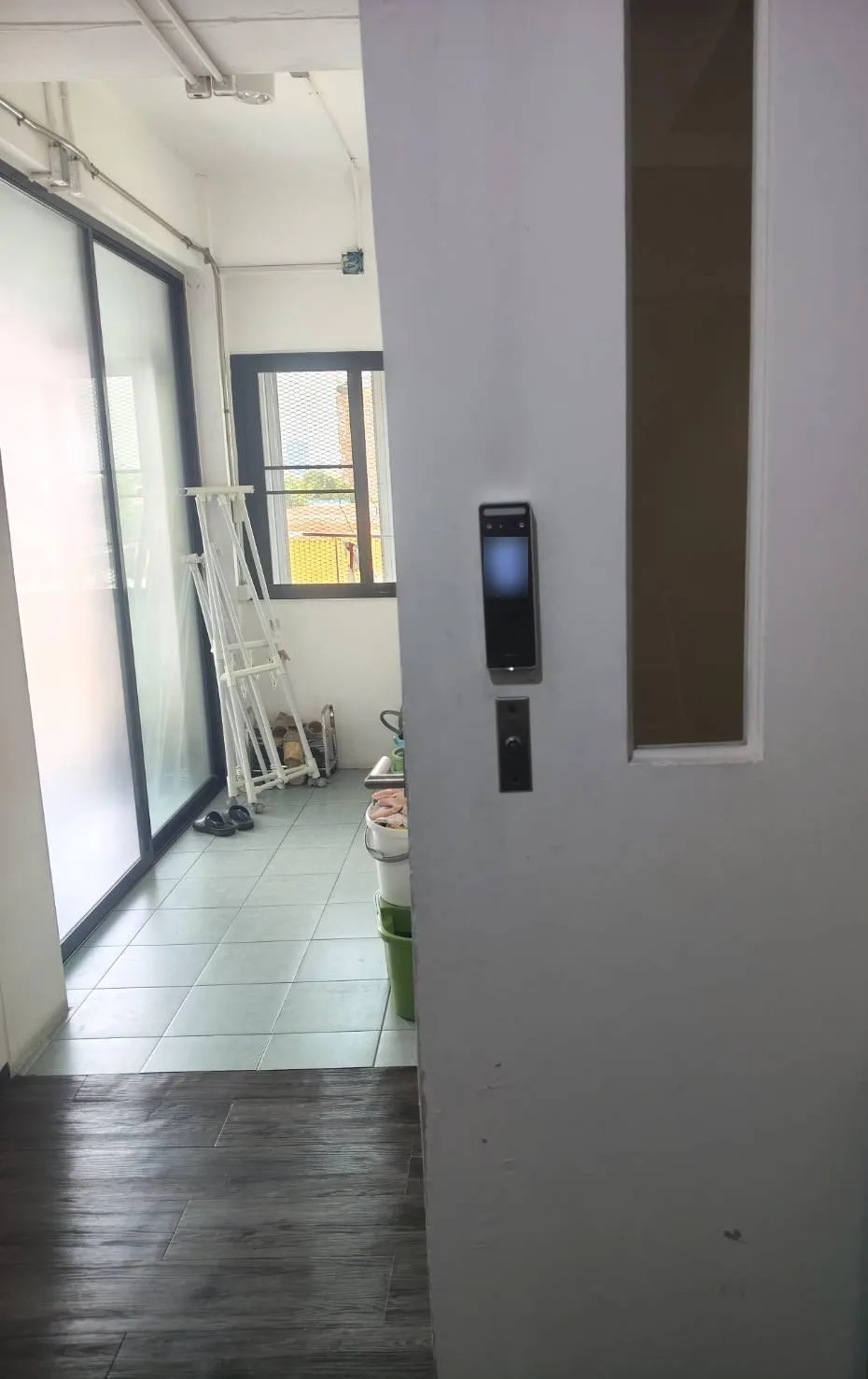 เครื่องสแกนใบหน้า ZKTeco SenseFace 3A ติดตั้งข้างประตูสำนักงาน