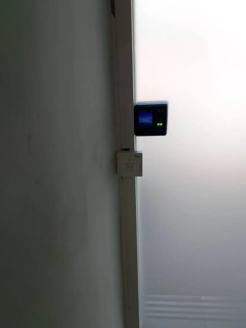 ปุ่มกดออก Fingo Door Exit ติดด้านในประตู ใต้เครื่องสแกน X8