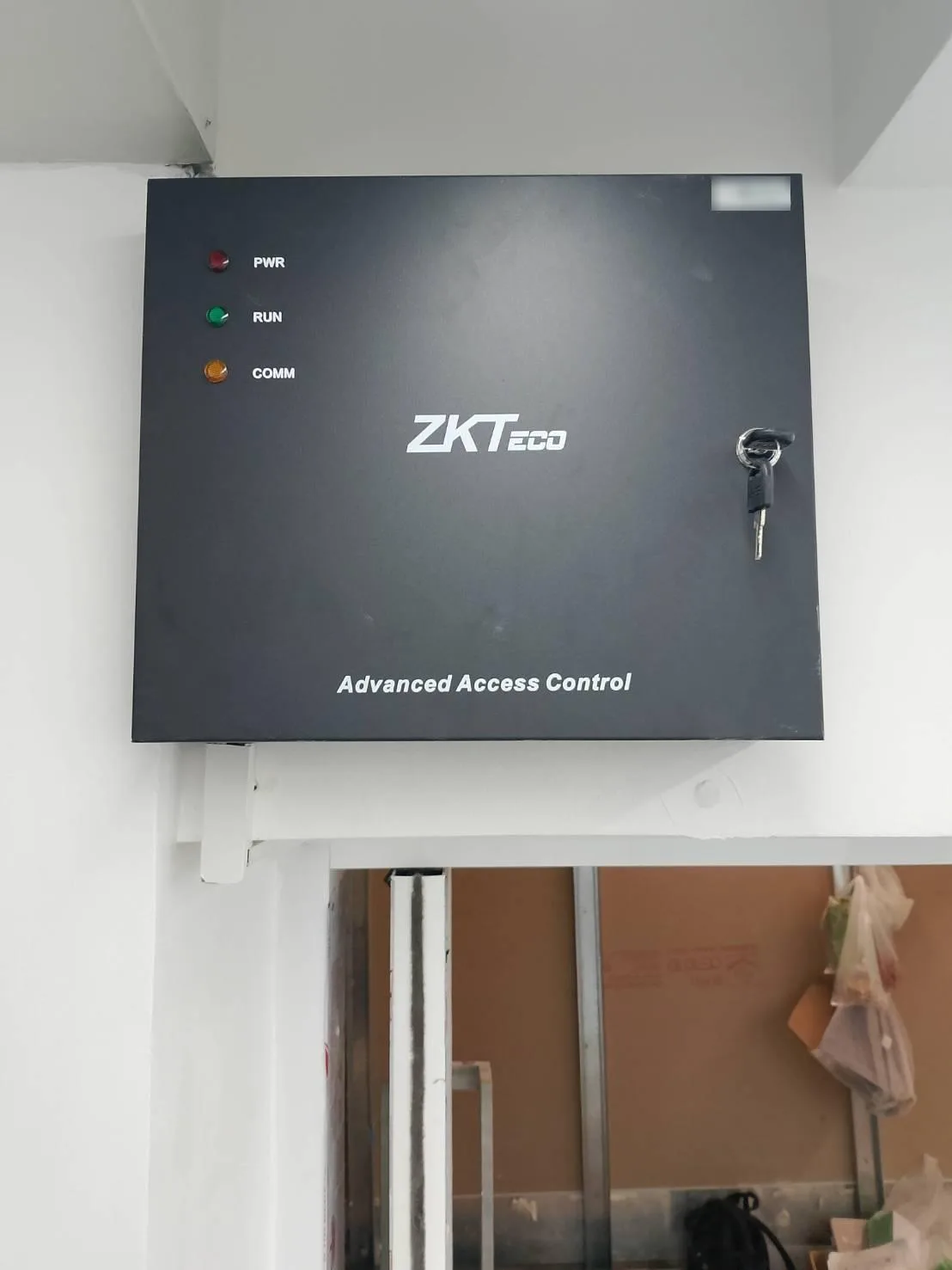 ตู้คอนโทรลเลอร์ ZKTeco C3 Advanced Access Control ติดตั้งเหนือประตูด้านใน